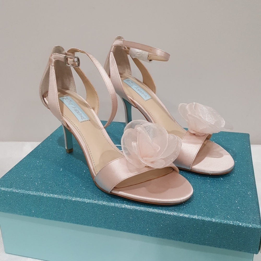 Betsey Johnson Sandals Sz 7.5 Blush with Flower